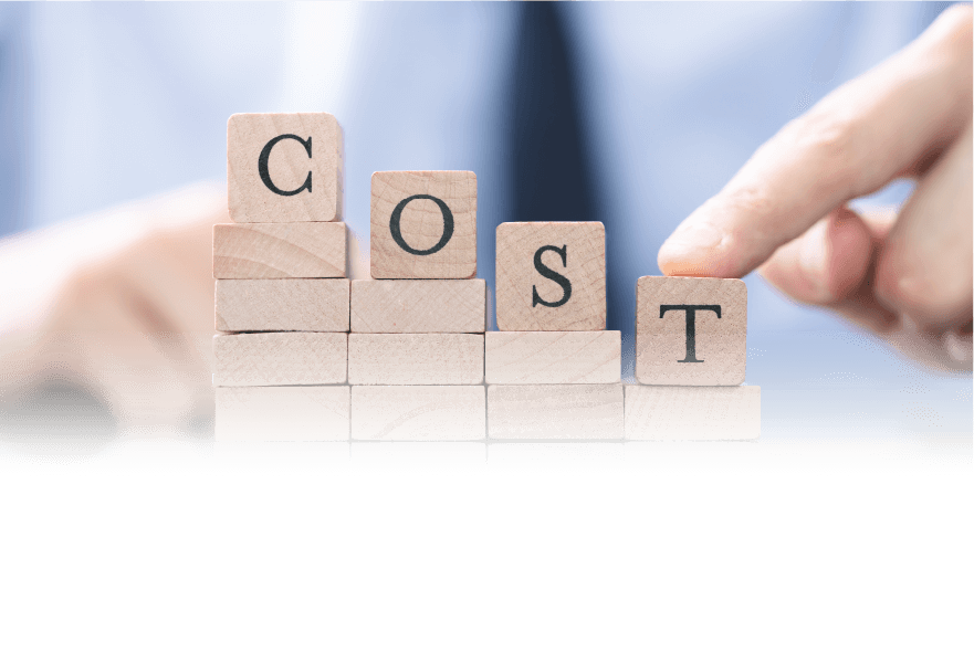 堆疊起來的木塊上寫著『COST』，並用手指放置最後一個木塊的畫面