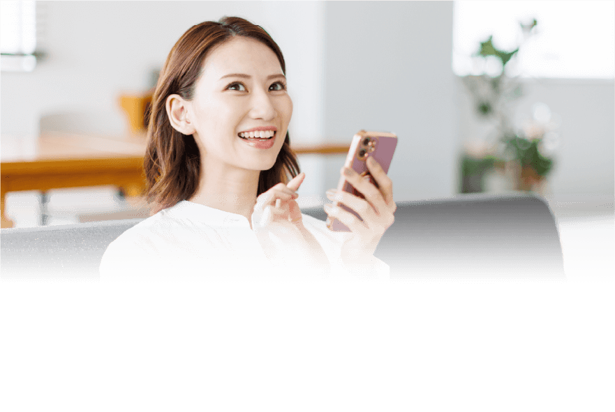 操作手機並微笑著說話的女性