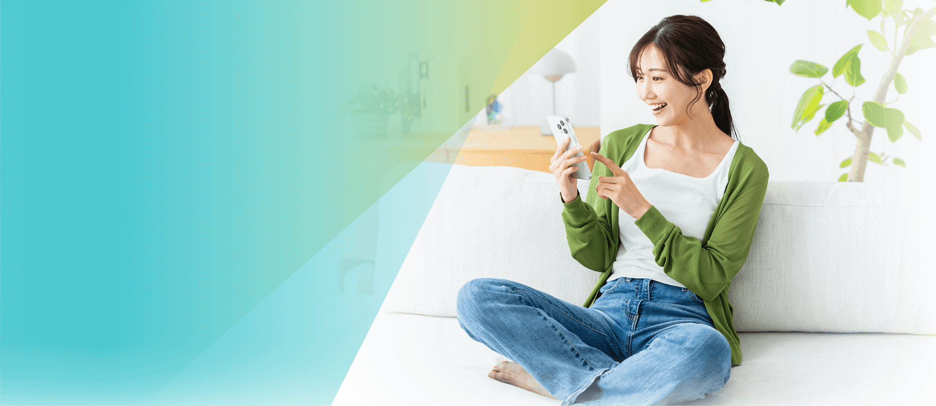 坐在沙發上，透過智慧型手機進行線上日語課程的微笑女性